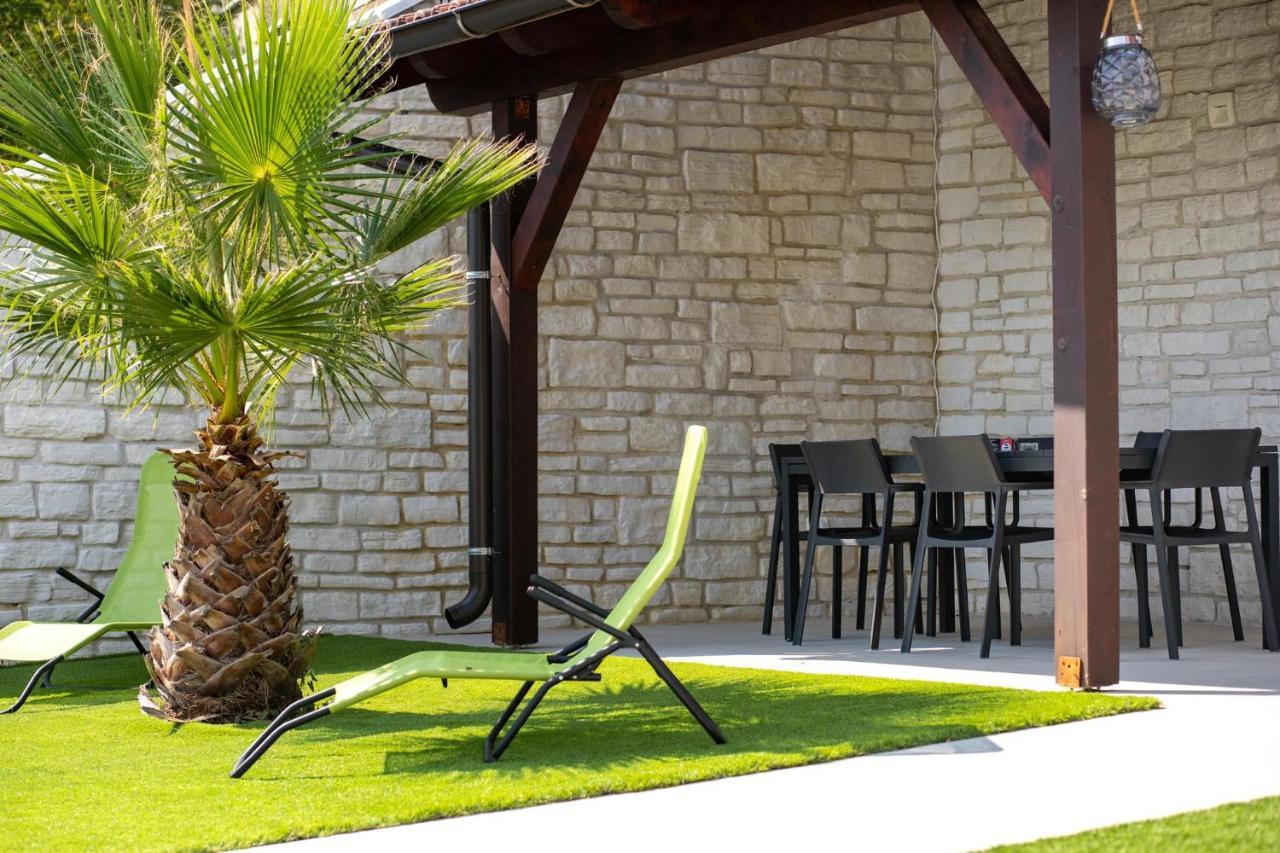 B&M Rab-Lopar Aparthotel Exterior photo